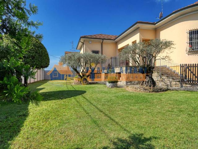 Villa in vendita a Carnago