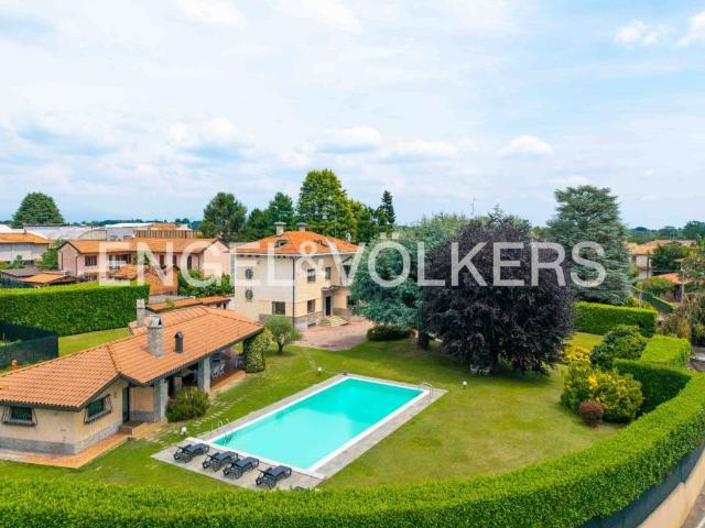 Villa in vendita a Carnago VA