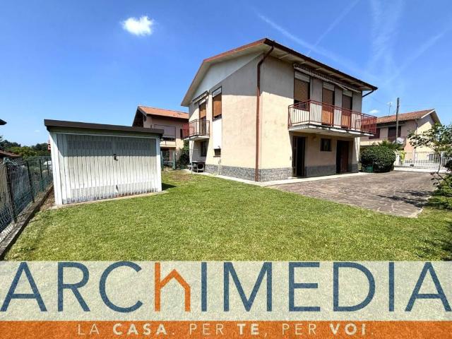 Villa in vendita a Carnago VA