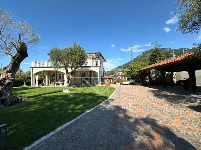 Villa in vendita a Carrara