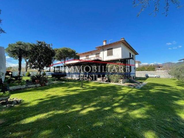 Villa in vendita a Carrara MS