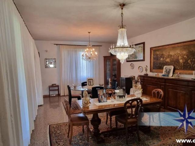 Villa in vendita a Carrara MS