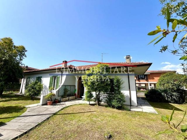 Villa in vendita a Carrara MS