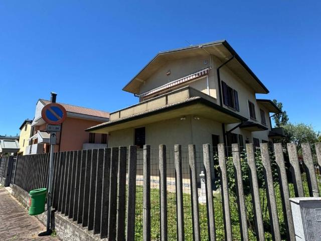 Villa in vendita a Carugate MI