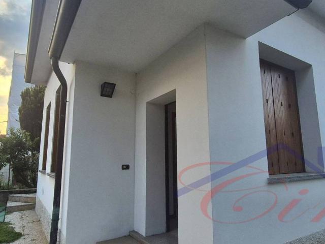 Villa in vendita a Carugo CO