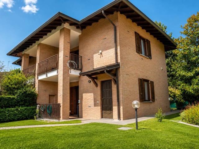 Villa in vendita a Carugo CO