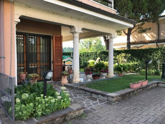 Villa in vendita a Carugo CO