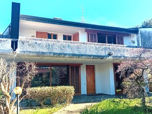 Villa in vendita a Carugo CO