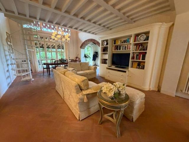 Villa in vendita a Cascina 300 mq Rif: 1412469