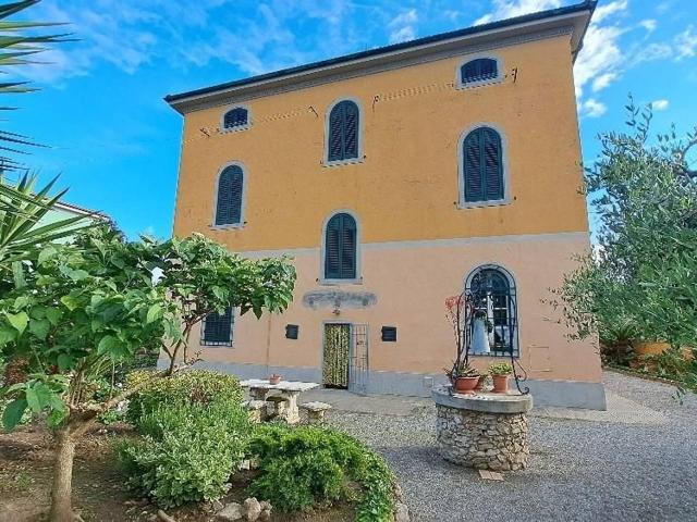 Villa in vendita a Cascina