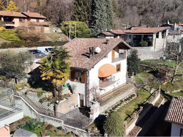 Villa in vendita a Casalzuigno VA