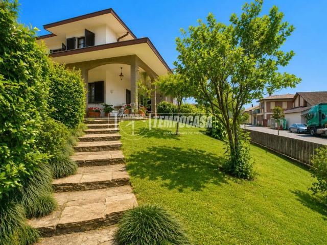 Villa in vendita a Casaleggio Novara NO