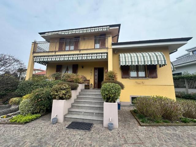 Villa in vendita a Cassago Brianza LC