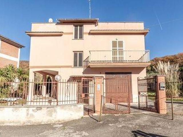 Villa in vendita a Castel Madama RM
