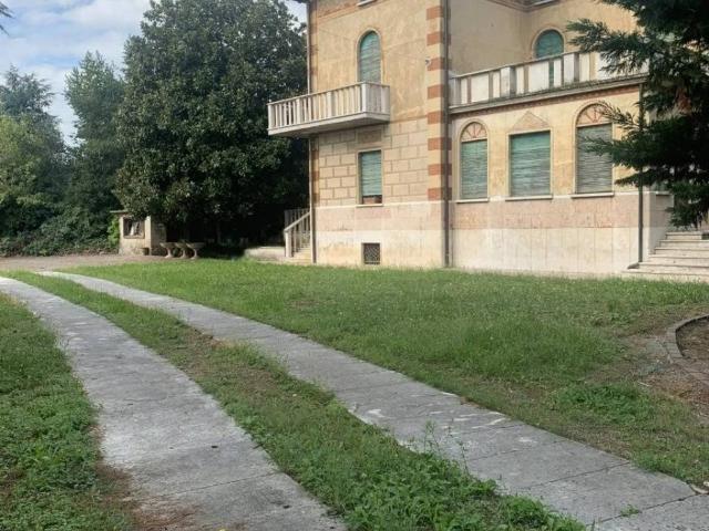 Villa in vendita a Castel Mella BS