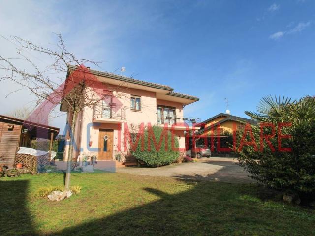 Villa in vendita a Castelletto Sopra Ticino NO