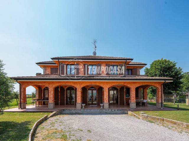 Villa in vendita a Castelnovo Di Sotto