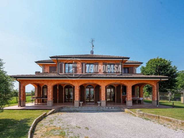 Villa in vendita a Castelnovo di Sotto RE