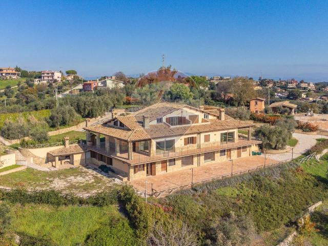 Villa in vendita a Castelnuovo Di Porto
