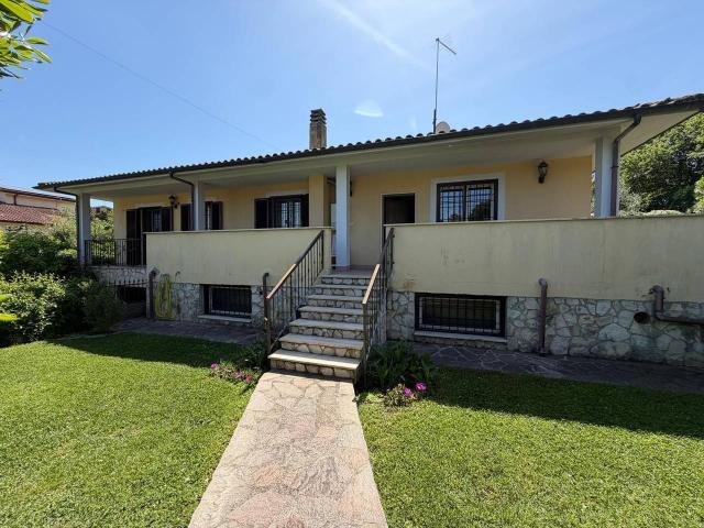 Villa in vendita a Castelnuovo Di Porto