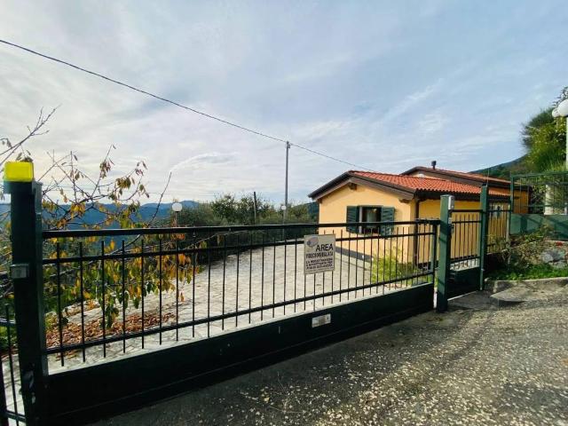 Villa in vendita a Castiglione Chiavarese GE