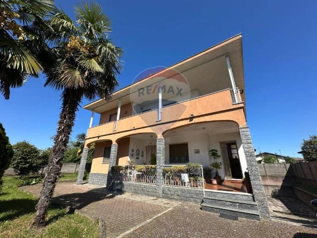 Villa in vendita a Cerano NO