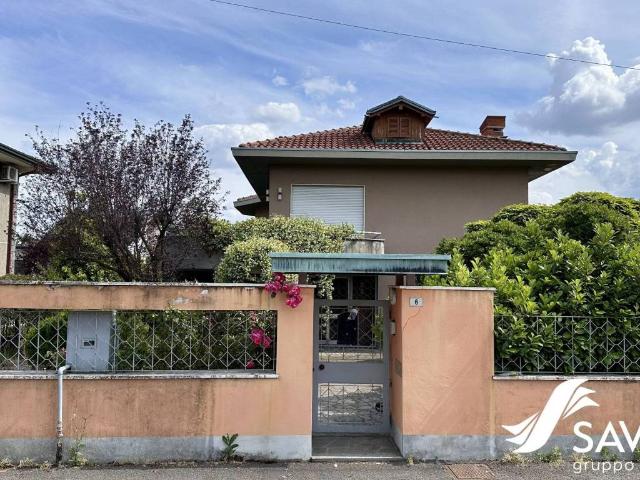 Villa in vendita a Cerano NO