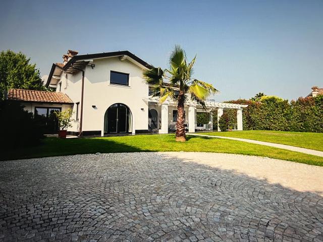 VILLA in VENDITA a CITTA' ESTERA Pietrasanta di 10 vani