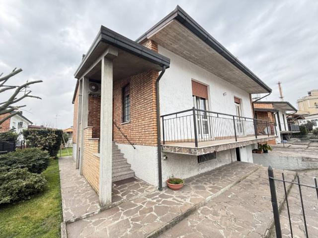 Villa in vendita a Cremona CR