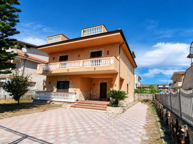 Villa in vendita a Crotone KR