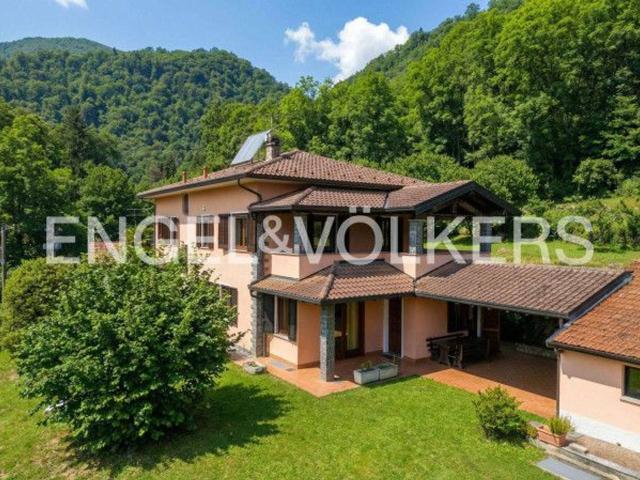 Villa in vendita a Cuveglio