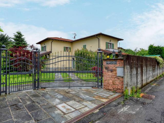 Villa in vendita a Cunardo VA
