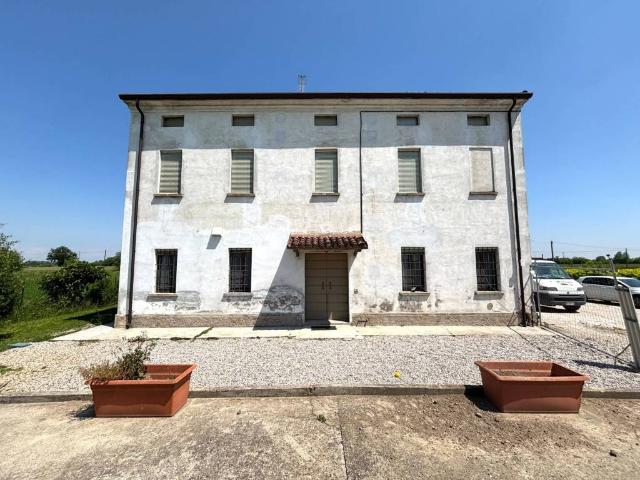 Villa in vendita a Curtatone MN