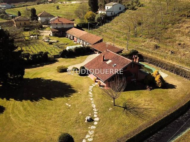 Villa in vendita a Angera VA