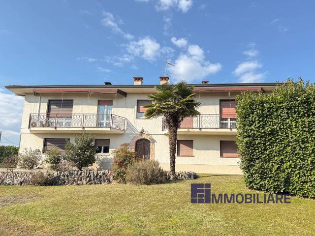 Villa in vendita a Angera VA