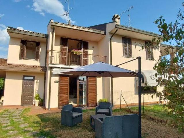Villa in vendita a Angera VA