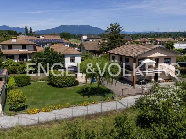 Villa in vendita a Angera VA