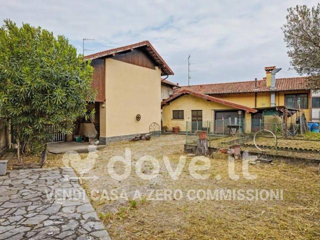 Villa in vendita a Angera VA