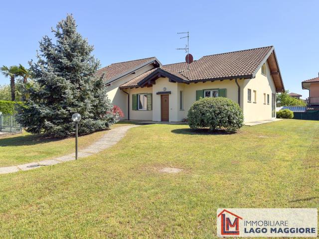 Villa in vendita a Angera