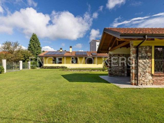Villa in vendita a Angera