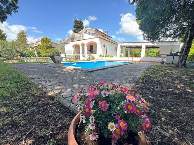 Villa in vendita a Anguillara Sabazia RM
