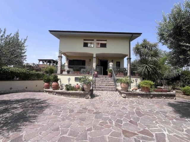 Villa in vendita a Anguillara Sabazia RM