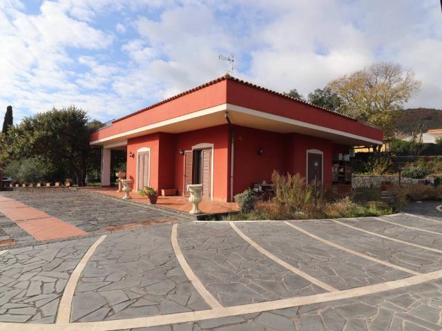 Villa in vendita a Aci Sant'Antonio CT