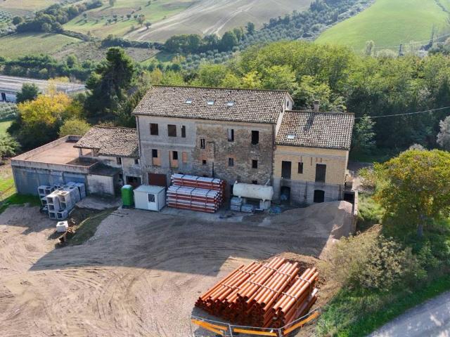 Rustico / Casale in vendita a Acquaviva Picena AP