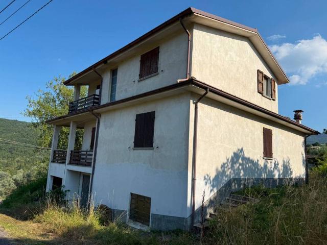 Villa in vendita a Alta Val Tidone PC