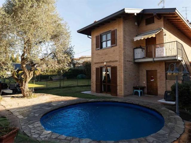 Villa in vendita a Alzate Brianza CO