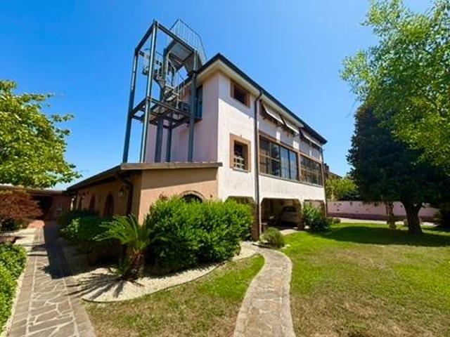 Villa in vendita a Aprilia LT