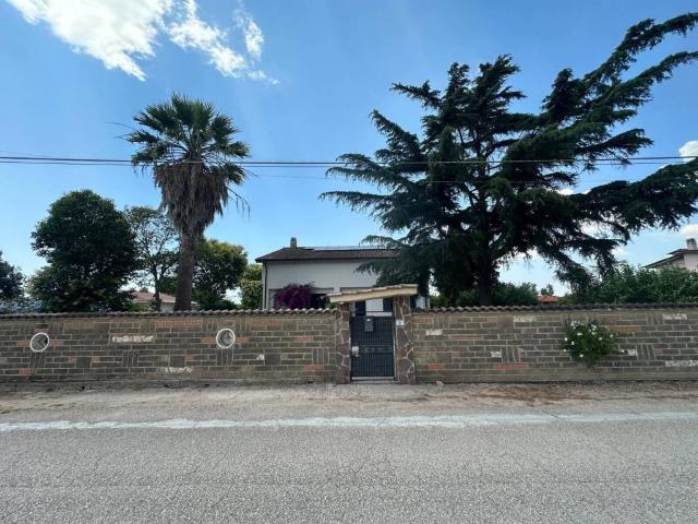 Villa in vendita a Aprilia LT