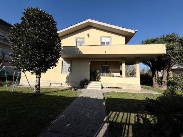 Villa in vendita a Aprilia LT