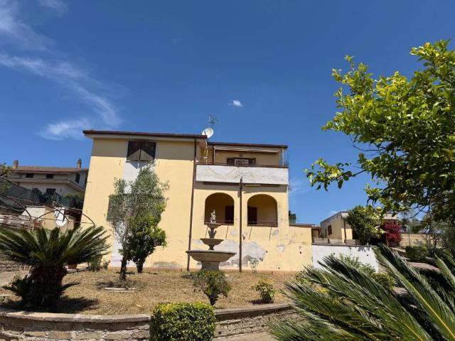 Villa in vendita a Aprilia LT